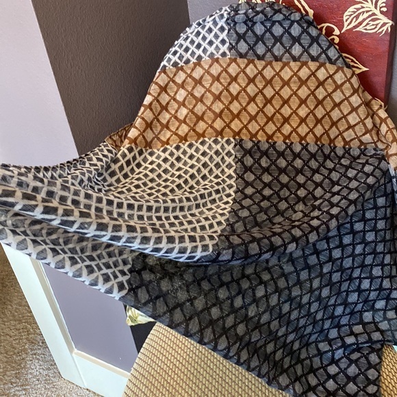 C Patterned Infinity Scarf - Picture 8 of 8